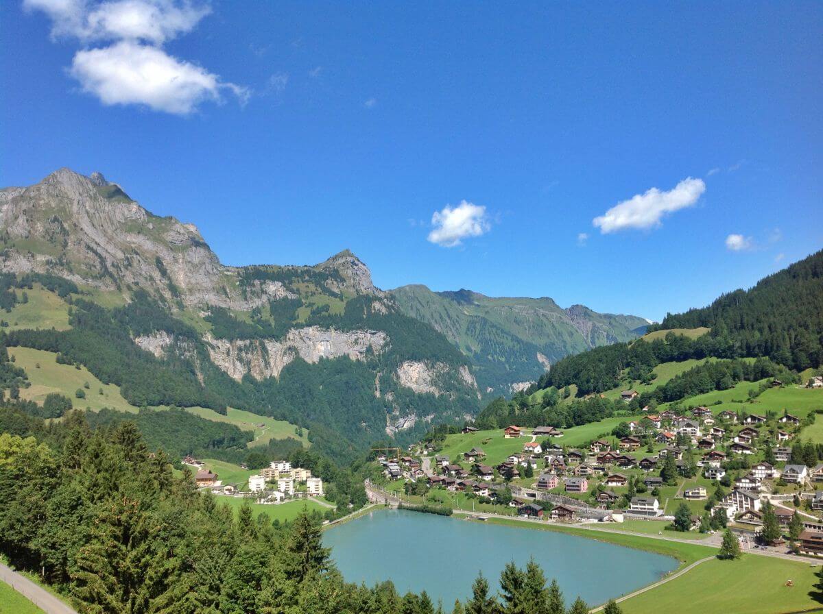 Lago Engelberg desde el teleférico al Titlis Lago Engelberg desde el teleférico al Titlis