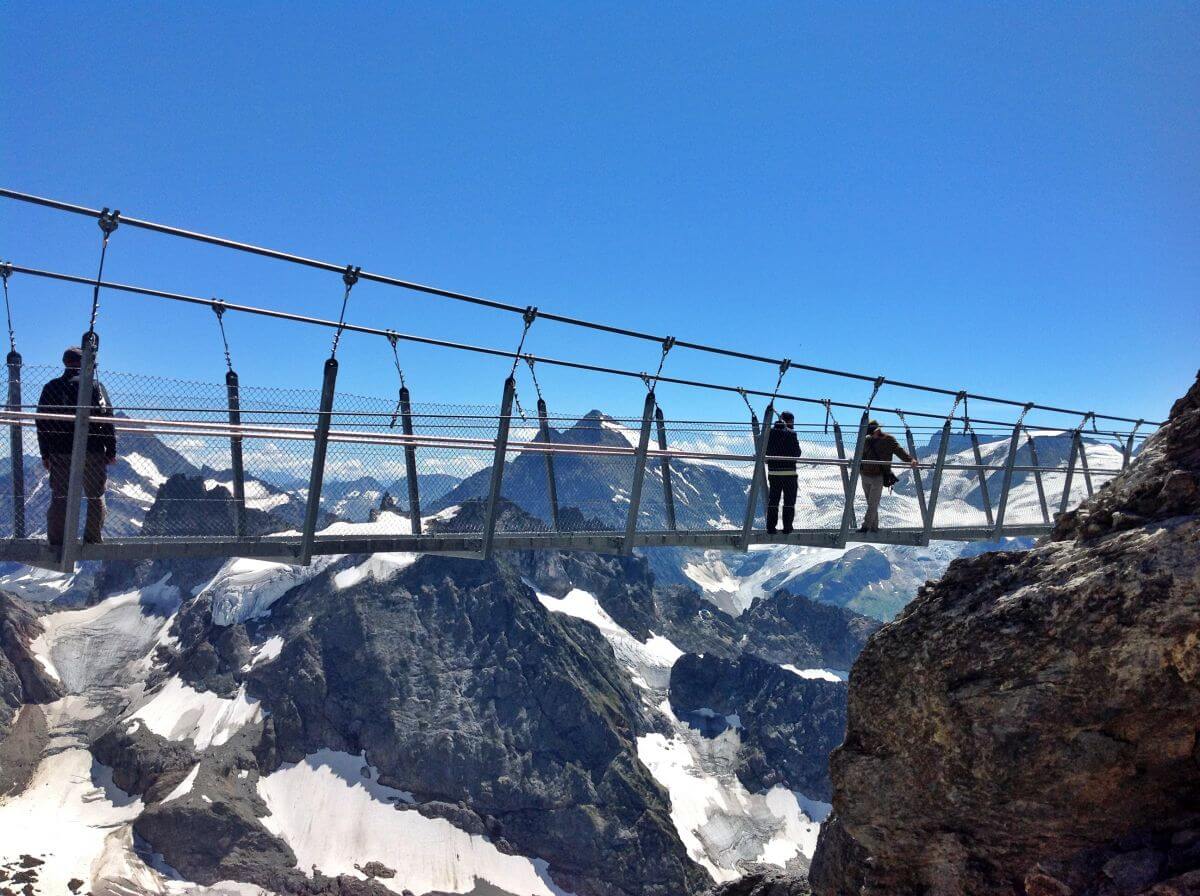 Vértigo en el Titlis Cliff Walk Vértigo en el Titlis Cliff Walk