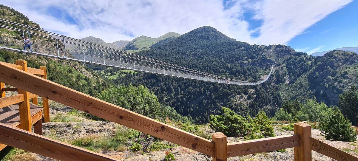 Accediendo al puente tibetano
