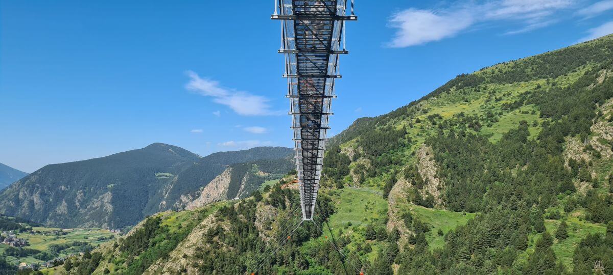 El puente tibetano de Canillo desde abajo El puente tibetano de Canillo desde abajo