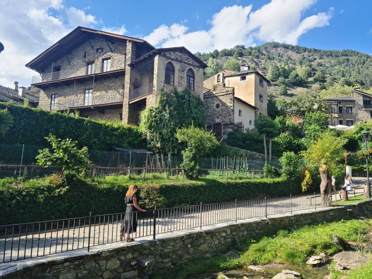 Paseo junto a la riera de Ordino Paseo junto a la riera de Ordino