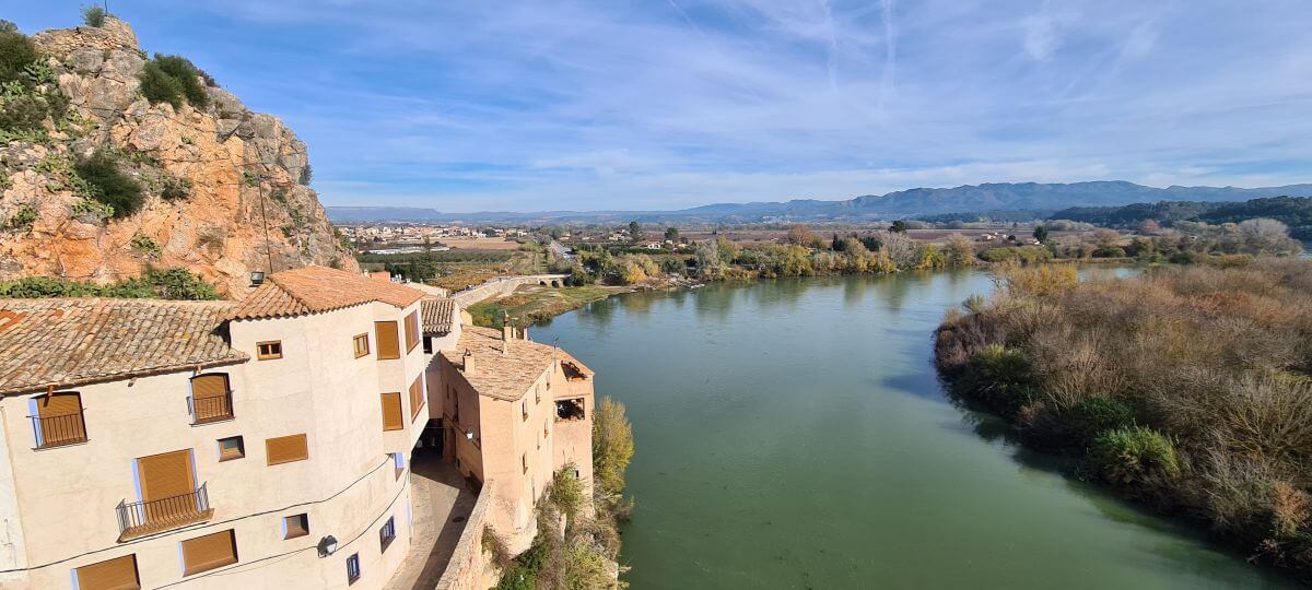 El río Ebro a su paso por Miravet (Tarragona) El río Ebro a su paso por Miravet (Tarragona)