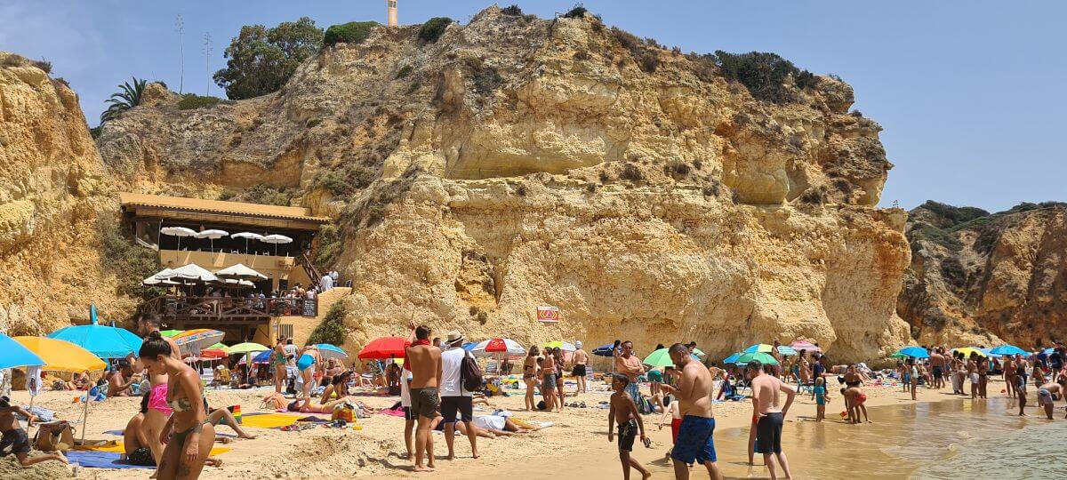 Praia Prainha y el chiringuito adosado a la roca Praia Prainha y el chiringuito adosado a la roca