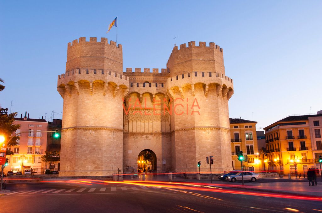Torre de los Serranos al anochecer ©VisitValencia Torre de los Serranos al anochecer ©VisitValencia