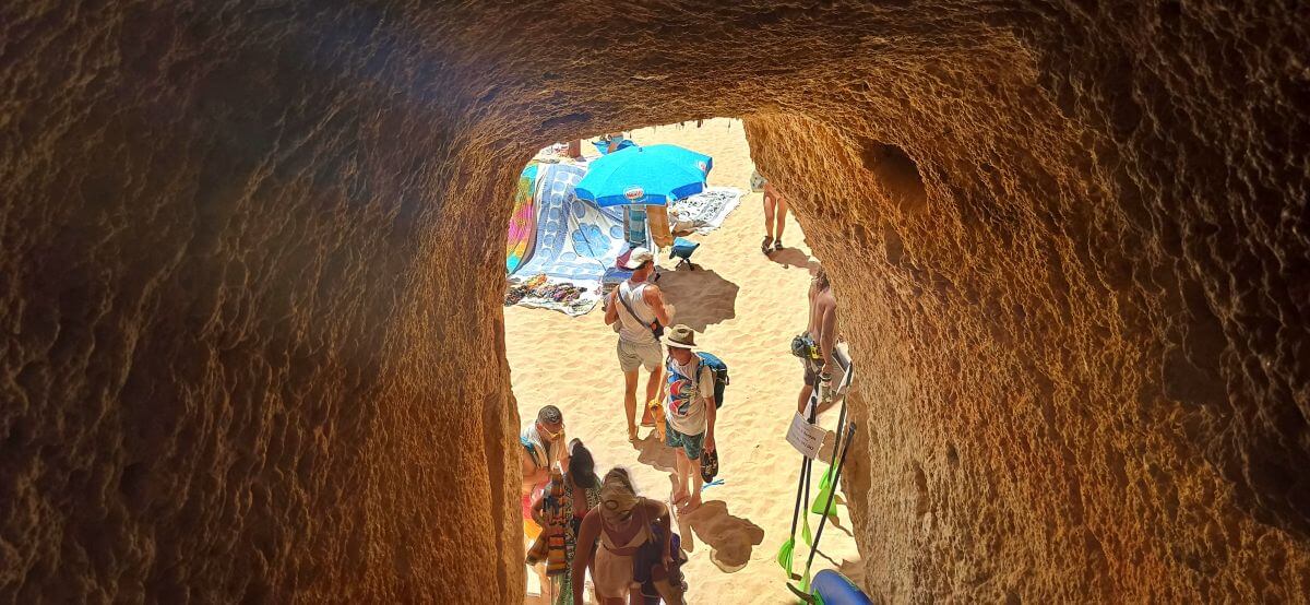 Túnel para acceder a Praia do Carvalho Túnel para acceder a Praia do Carvalho