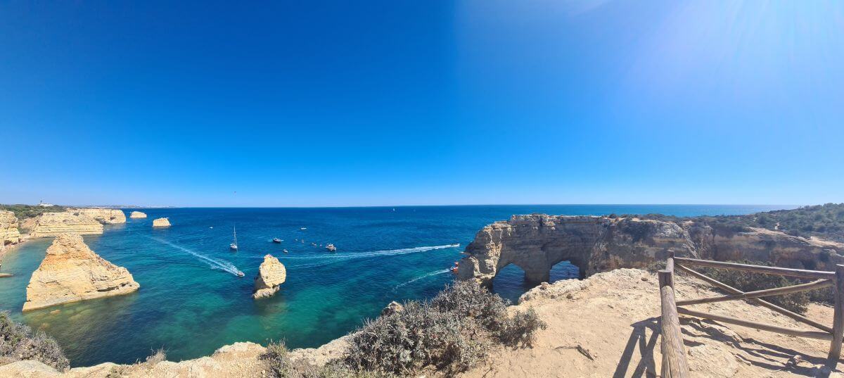El mirador de los Arcos Naturales de Marinha El mirador de los Arcos Naturales de Marinha
