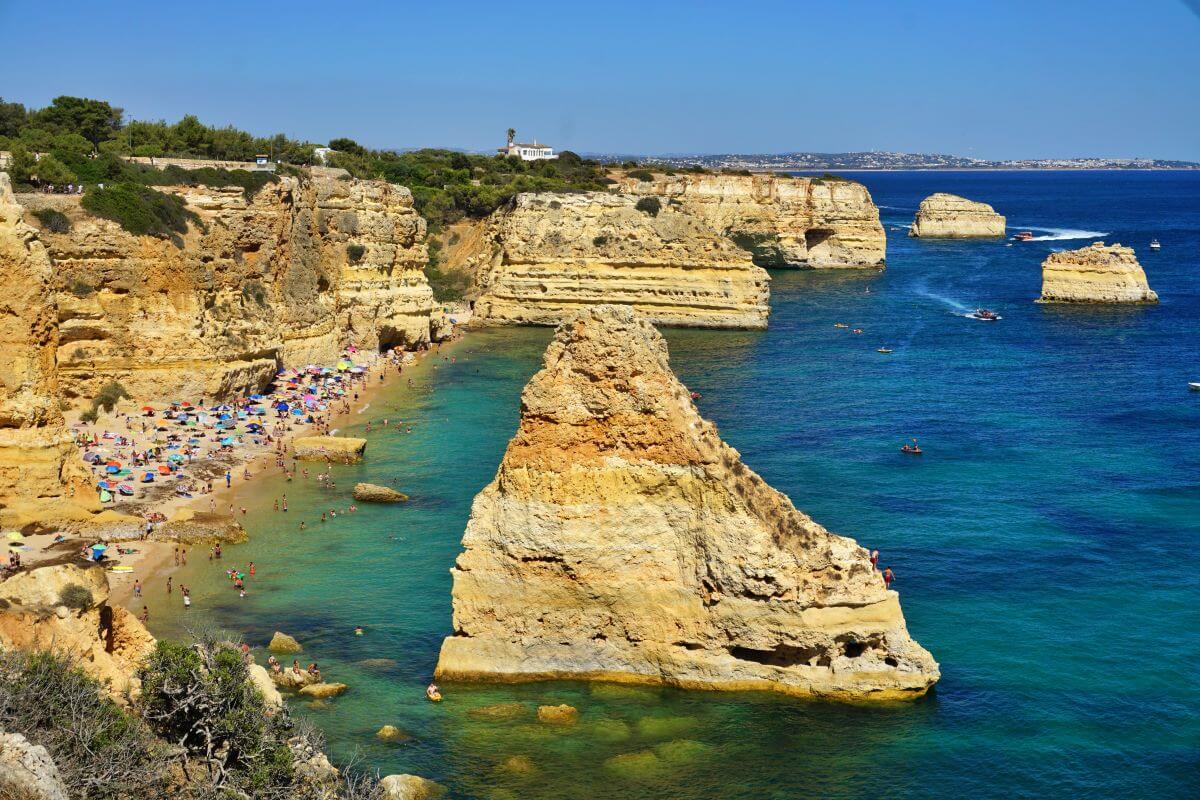 Las rocas de Praia da Marinha, Portugal Las rocas de Praia da Marinha, Portugal