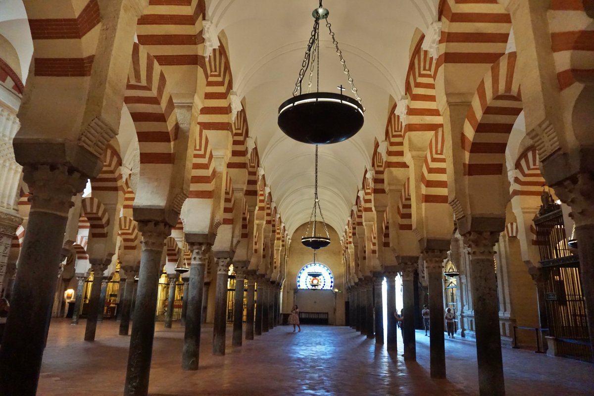 Arcos y lámparas en la Mezquita Arcos y lámparas en la Mezquita
