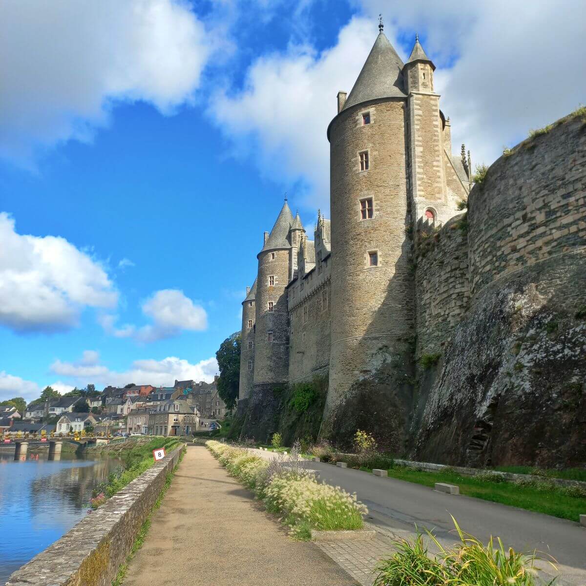 El castillo junto al río Oust El castillo junto al río Oust