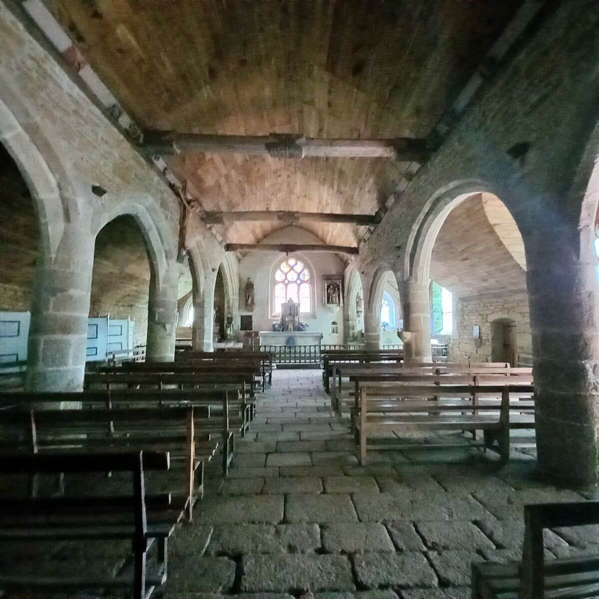 Interior capilla de Trémalo con el Cristo crucificado Interior capilla de Trémalo con el Cristo crucificado