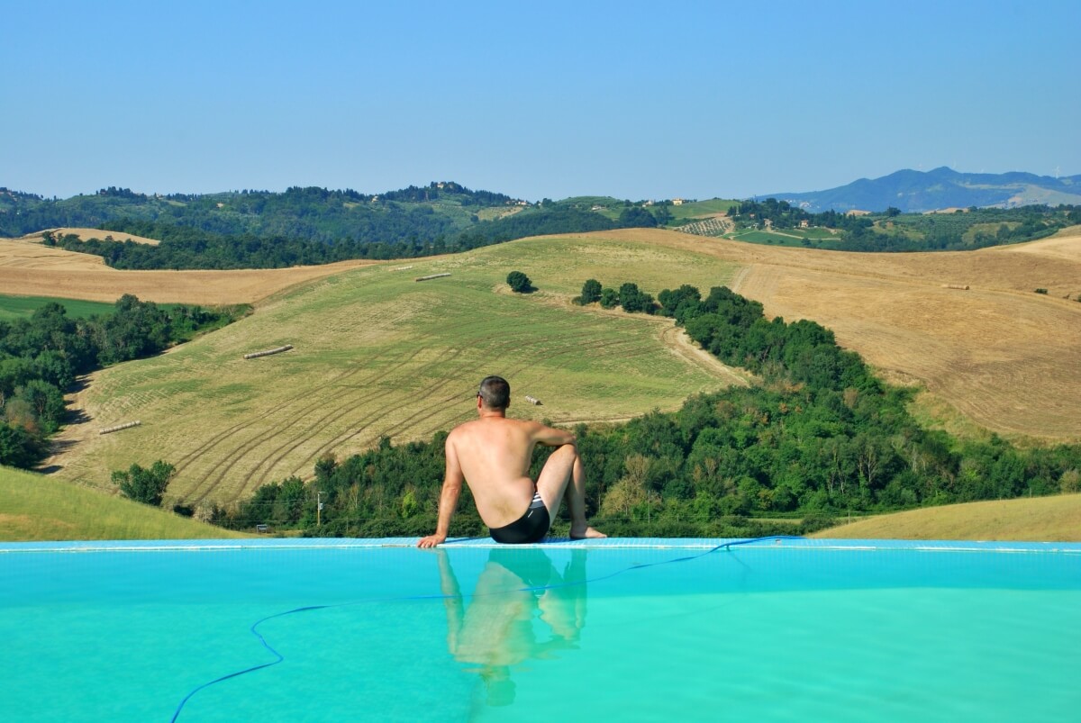 Piscina desbordante en la campiña toscana Piscina desbordante en la campiña toscana