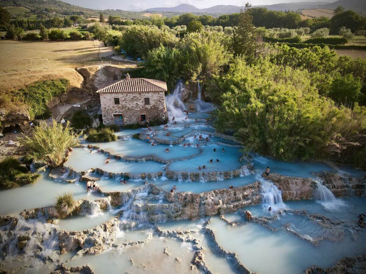 Termas de Saturnia, Foto de Mark Pisek en Unsplash Termas de Saturnia, Foto de Mark Pisek en Unsplash