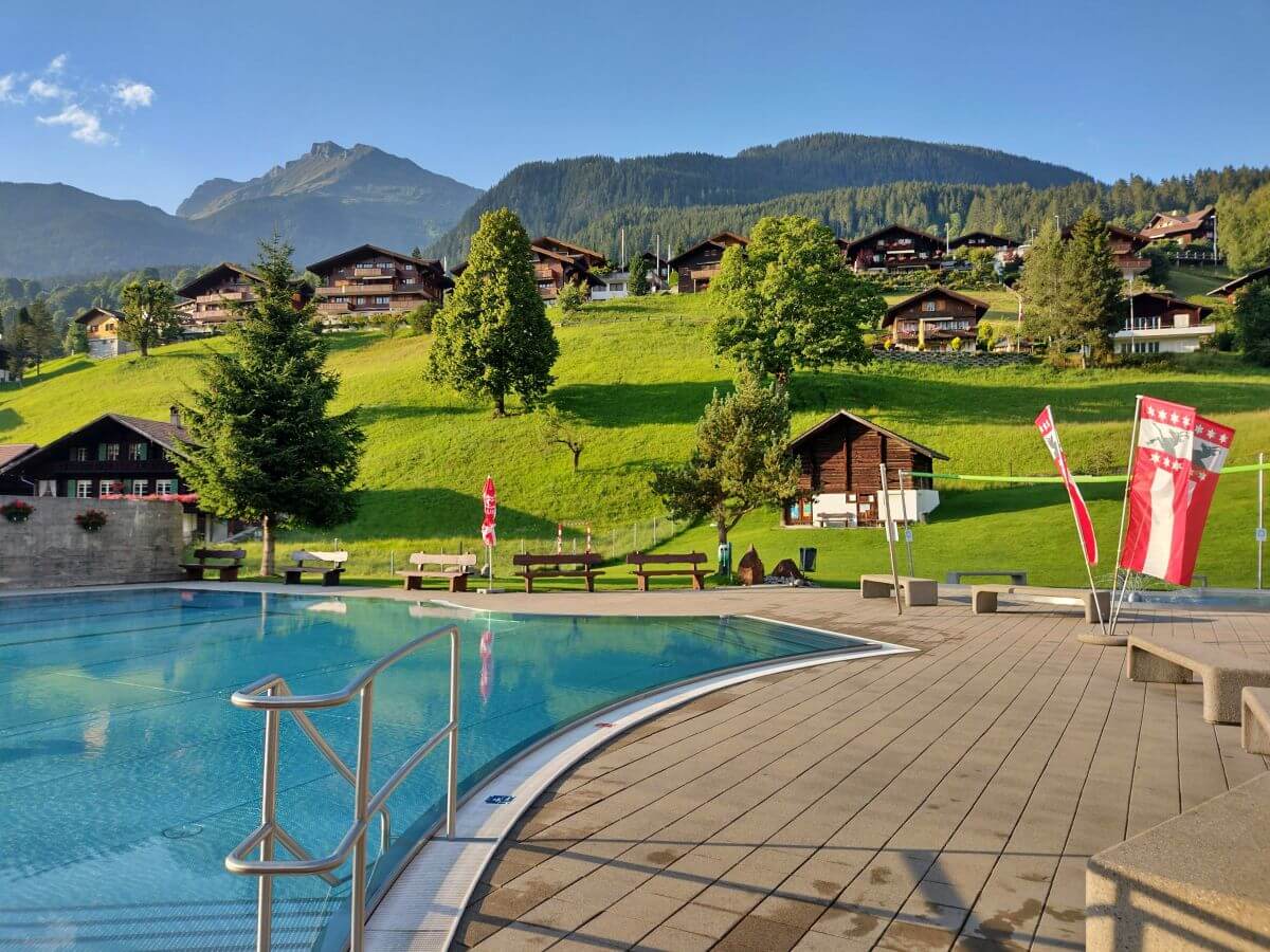 Chalets suizos junto a la piscina en Grindelwald Chalets suizos junto a la piscina en Grindelwald