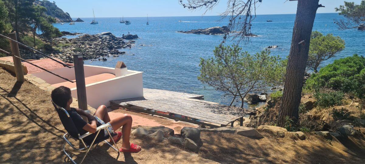 Cualquier lugar es bueno para plantar la silla y contemplar el Paratge del Castell Cualquier lugar es bueno para plantar la silla y contemplar el Paratge del Castell