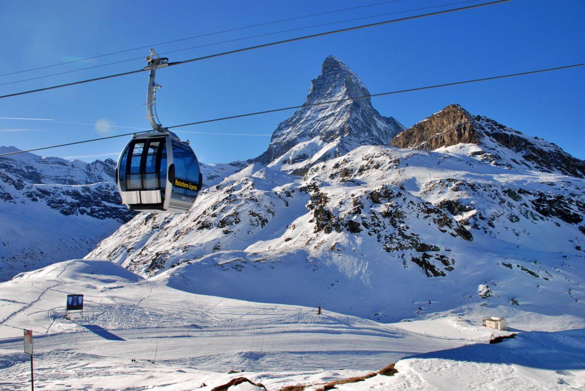 El Matterhorn Express cruza Schwarzsee en inverno El Matterhorn Express cruza Schwarzsee en inverno