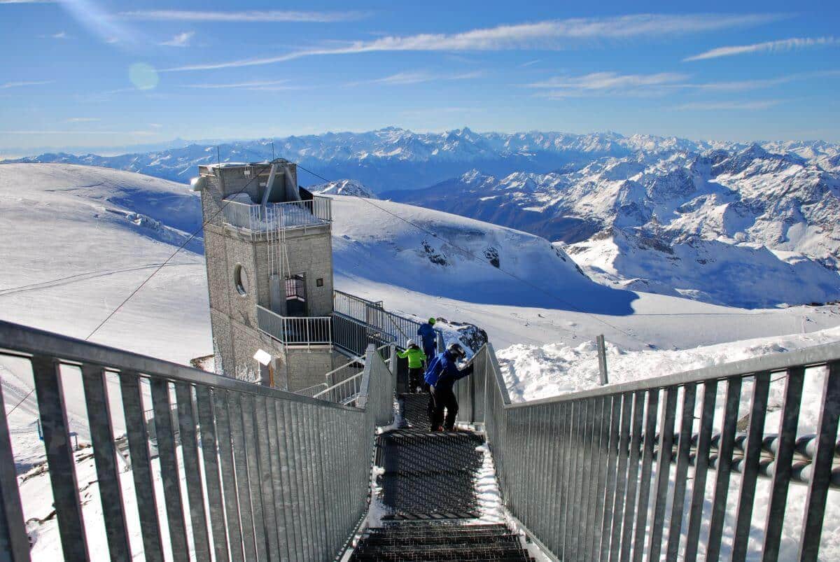Escaleras hacia el ascensor más alto de Europa