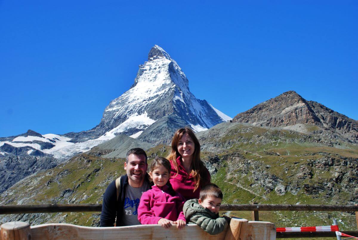 La familia al completo con nuestro amigo el Matterhorn La familia al completo con nuestro amigo el Matterhorn