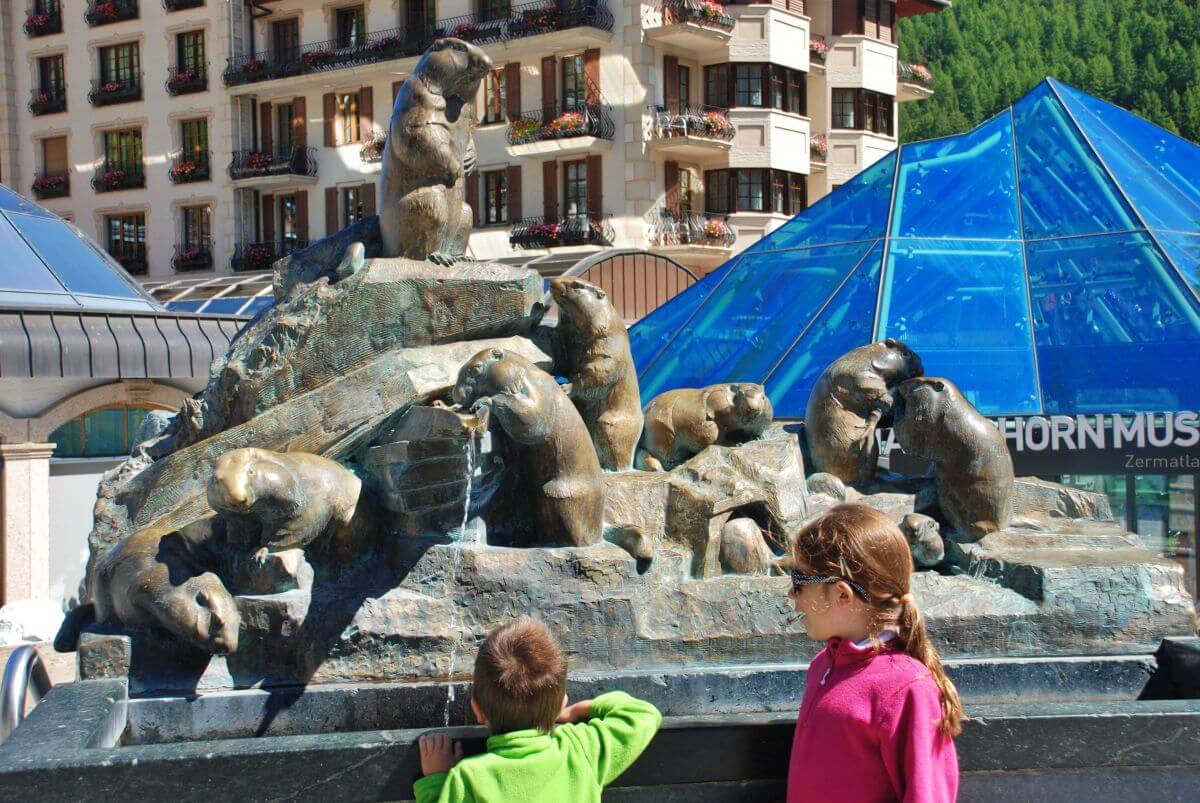 La fuente de las marmotas delante de Zermattlantis La fuente de las marmotas delante de Zermattlantis