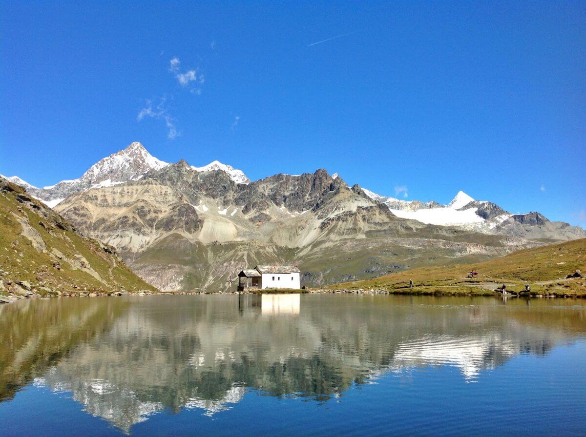 Paisaje de postal en el lago negro con la capilla al fondo. Paisaje de postal en el lago negro con la capilla al fondo.