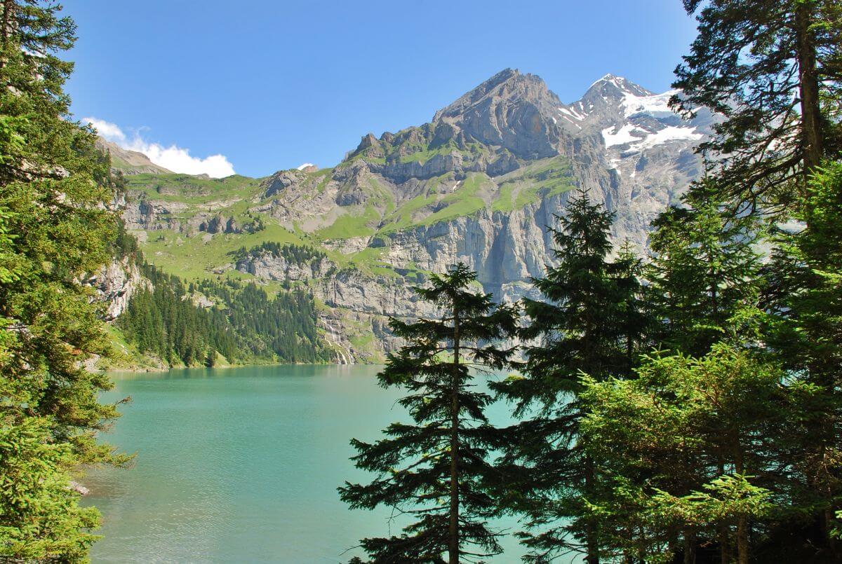 Senderismo por el lago Oeschinensee Senderismo por el lago Oeschinensee