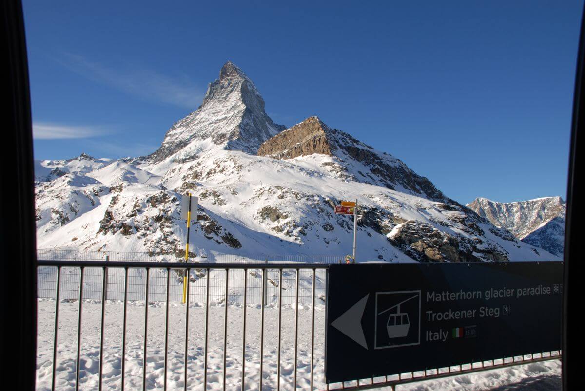 Teléferico hacia Matterhorn Glacier Paradise Teléferico hacia Matterhorn Glacier Paradise