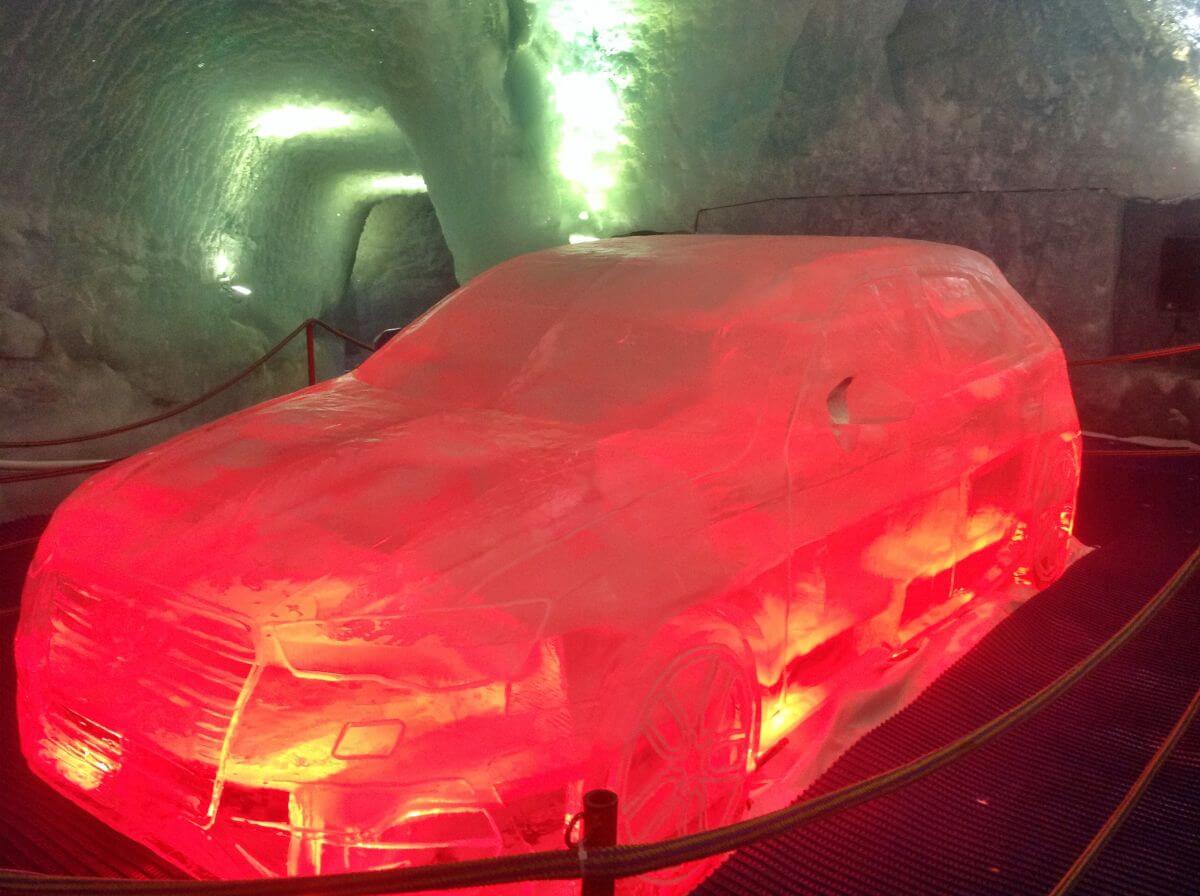 Un Audi en la Cueva de hielo a más altura e Europa Un Audi en la Cueva de hielo a más altura e Europa
