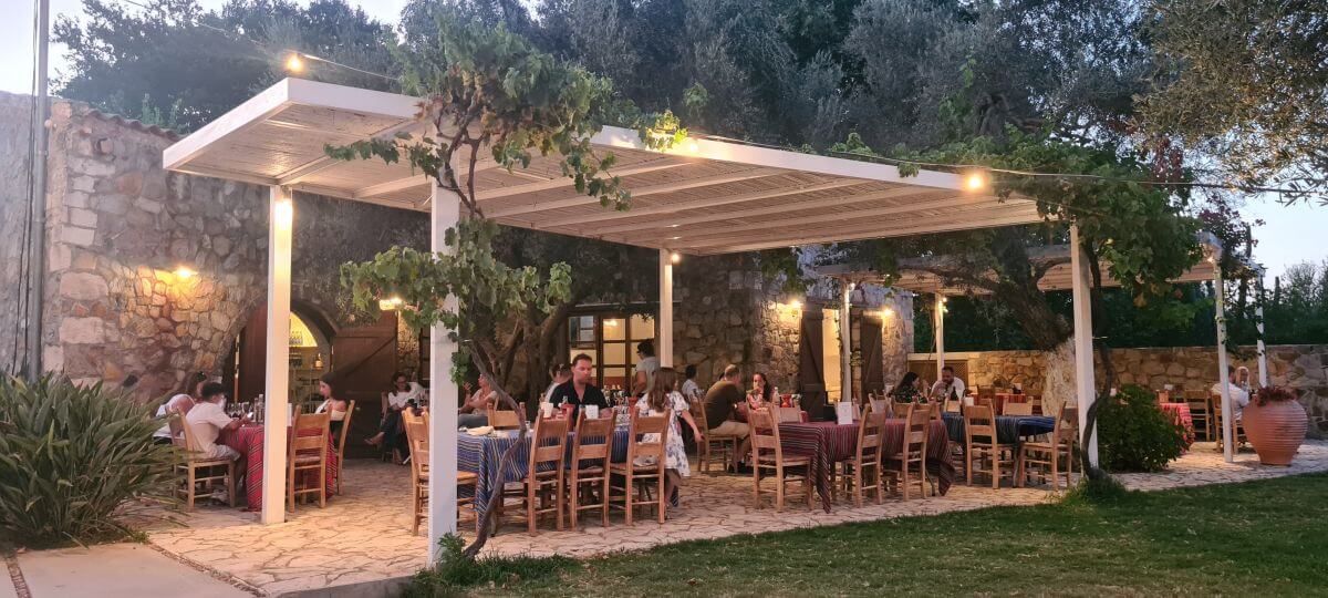 Cena en una bodega cerca de La Canea Cena en una bodega cerca de La Canea