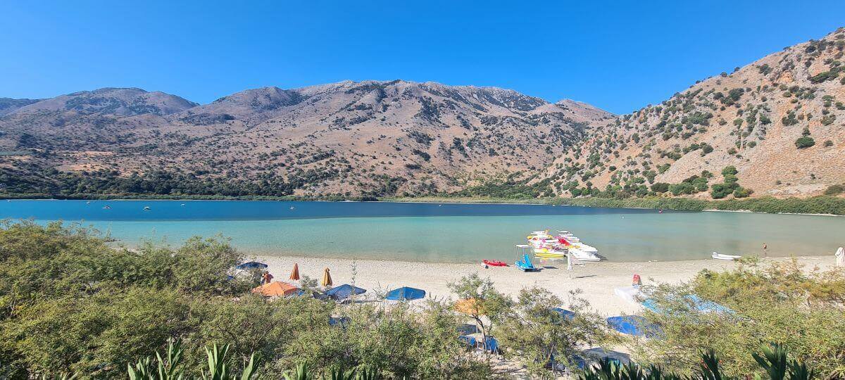 Contraste de colores en el paradisiaco lago Kournas Contraste de colores en el paradisiaco lago Kournas