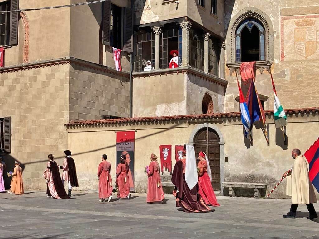 Cortejo histórico en el Pallazzo Branda Cortejo histórico en el Pallazzo Branda