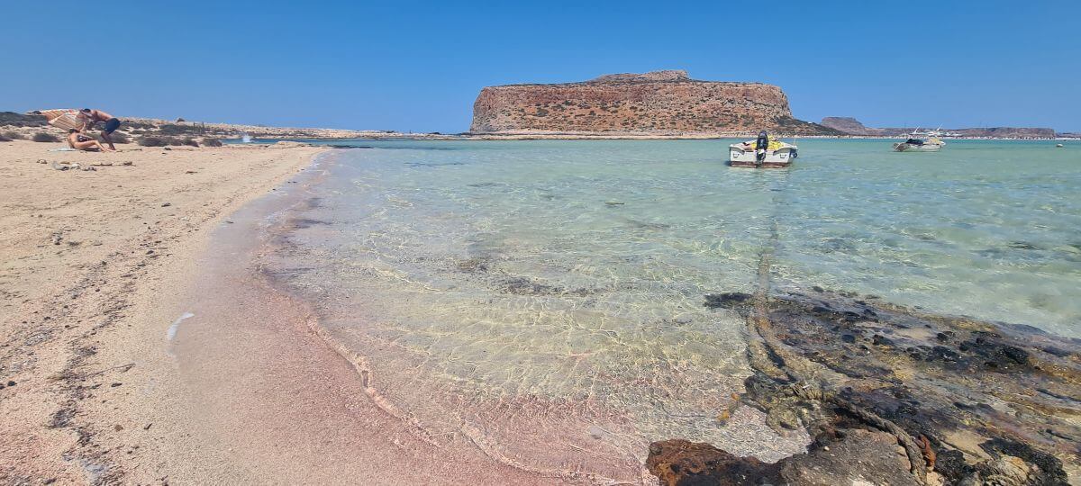 En la laguna de Balos también hay arena rosa En la laguna de Balos también hay arena rosa