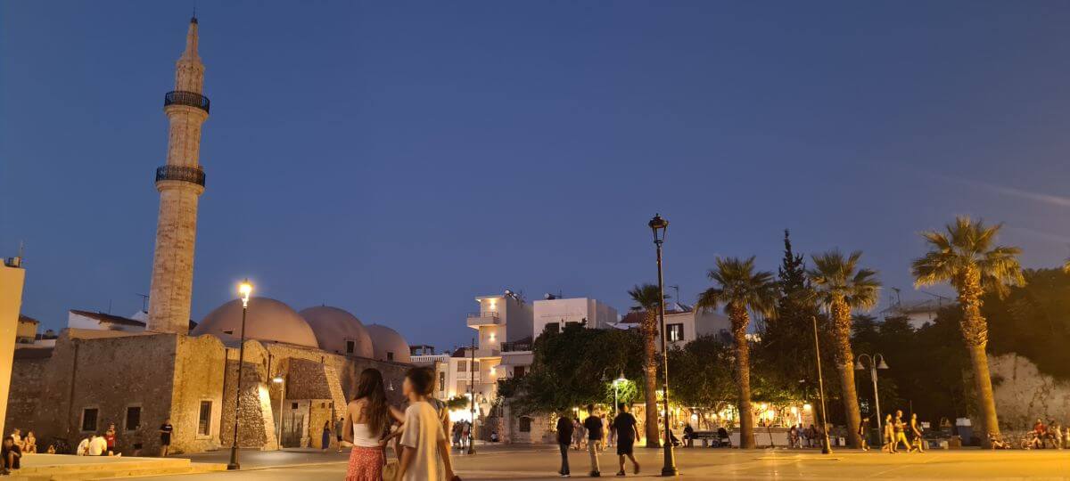 La Mezquita Neraztes al anochecer La Mezquita Neraztes al anochecer