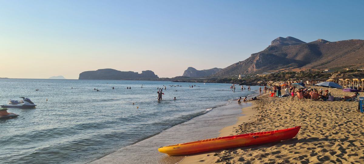 Una canoa en Falassarna
