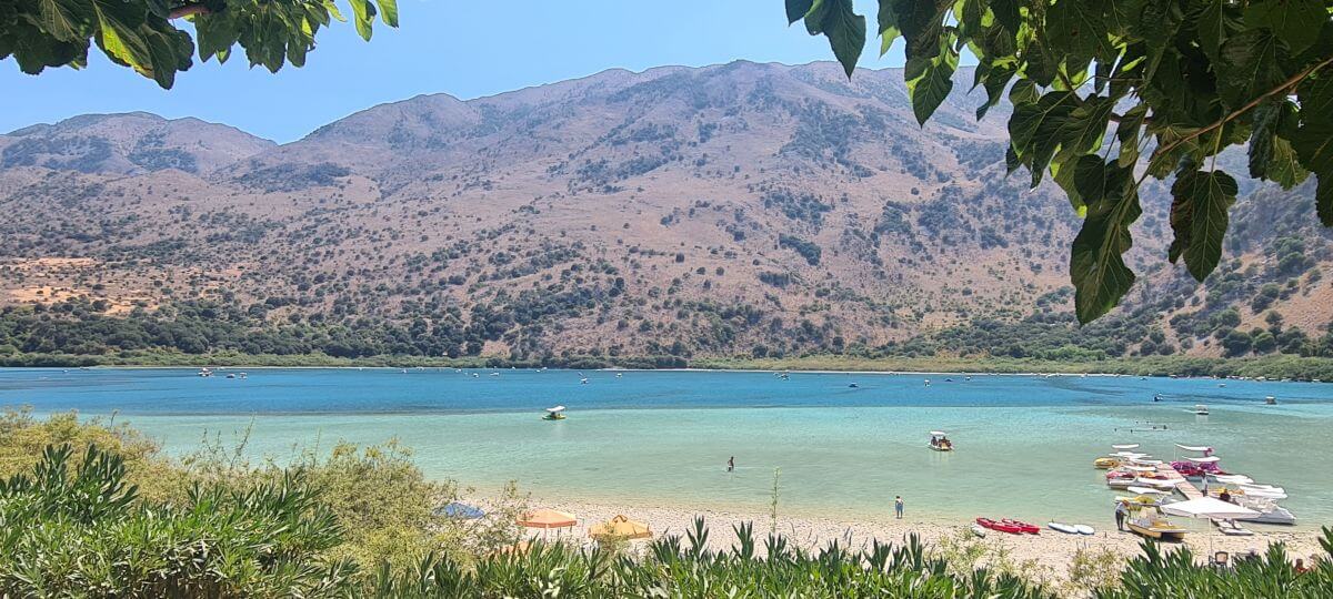 Aguas azul turquesa en el lago Kournas Aguas azul turquesa en el lago Kournas