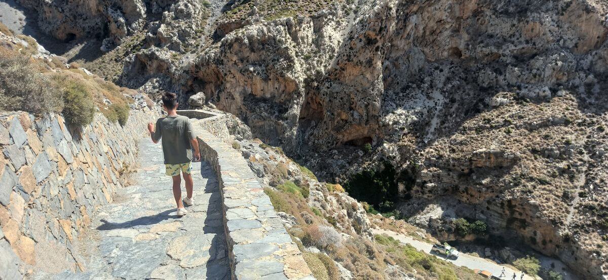 Bajando las escaleras hacia la garganta Bajando las escaleras hacia la garganta