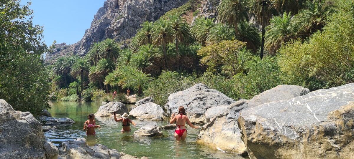 Baño en el río hacia el desfiladero de Kourtaliotiko Baño en el río hacia el desfiladero de Kourtaliotiko