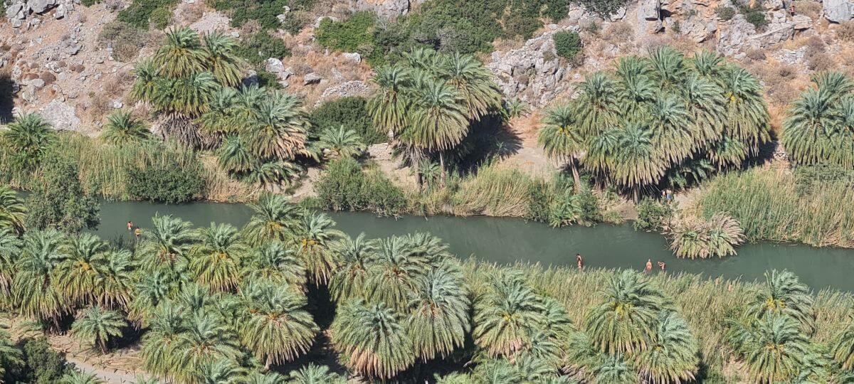 El río que viene del desfiladero de Kourtaliotiko El río que viene del desfiladero de Kourtaliotiko