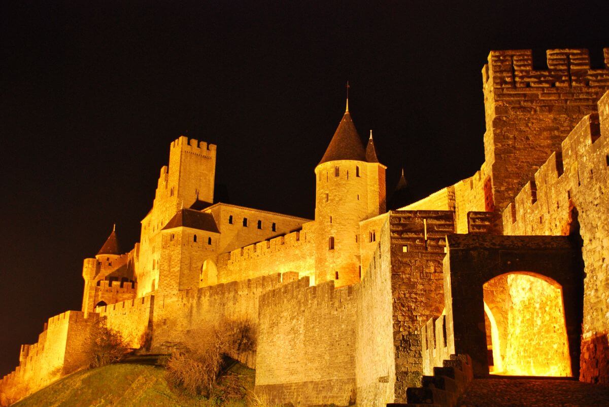 Entrada a la ciudad medieval de Carcassonne de noche Entrada a la ciudad medieval de Carcassonne de noche