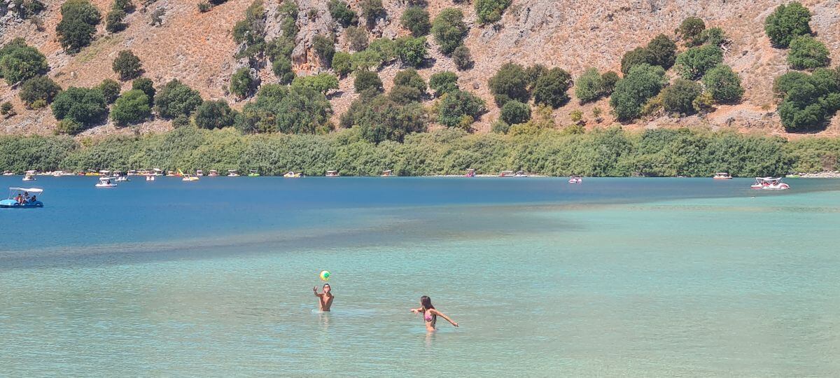 Jugando a pelota en el lago Kournas Jugando a pelota en el lago Kournas