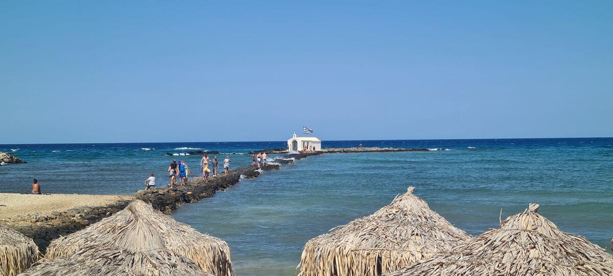 La capilla en el mar desde la playa de Giorgiopouli La capilla en el mar desde la playa de Giorgiopouli
