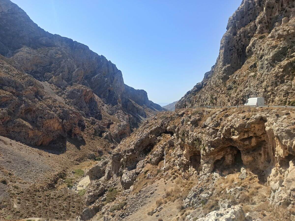 La carretera que lleva a las gargantas La carretera que lleva a las gargantas