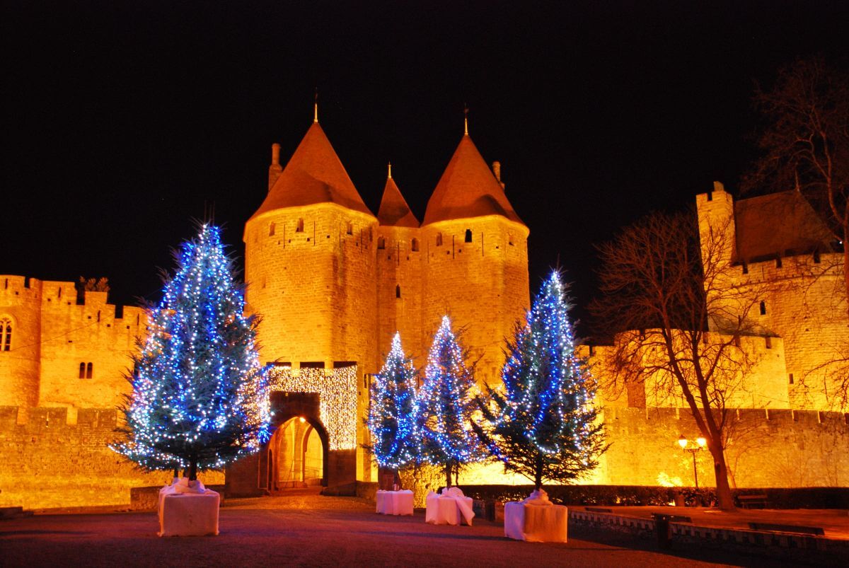 La ciudad medieval bellamente adornada en Navidad