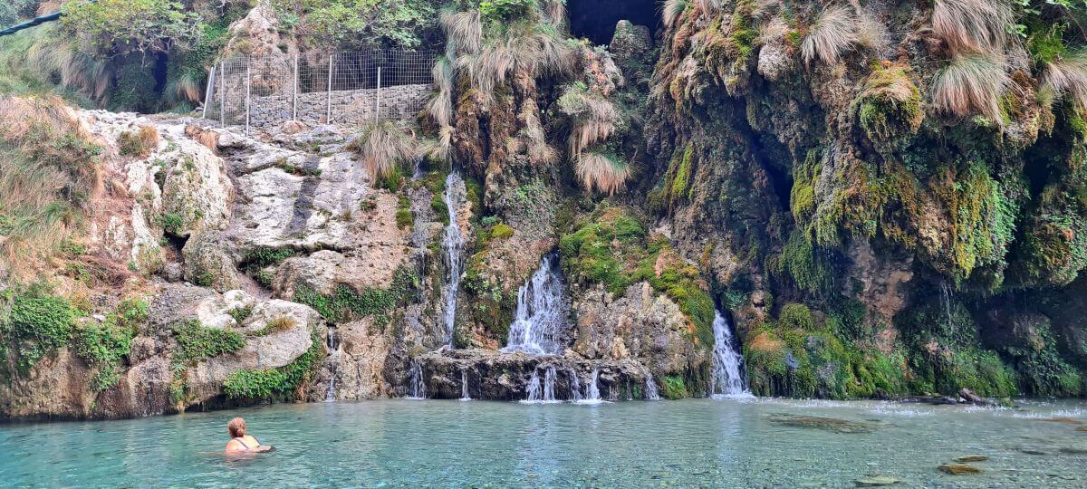 Libertad en las cascadas de Kourtaliotiko Libertad en las cascadas de Kourtaliotiko