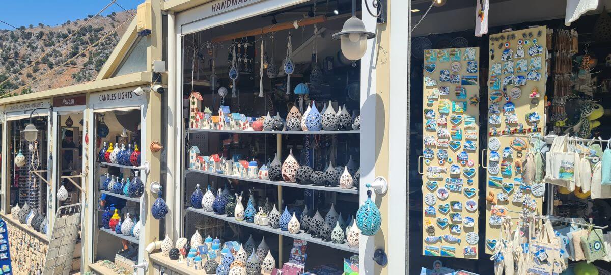 Tiendas de artesanía y cerámica junto al lago Tiendas de artesanía y cerámica junto al lago