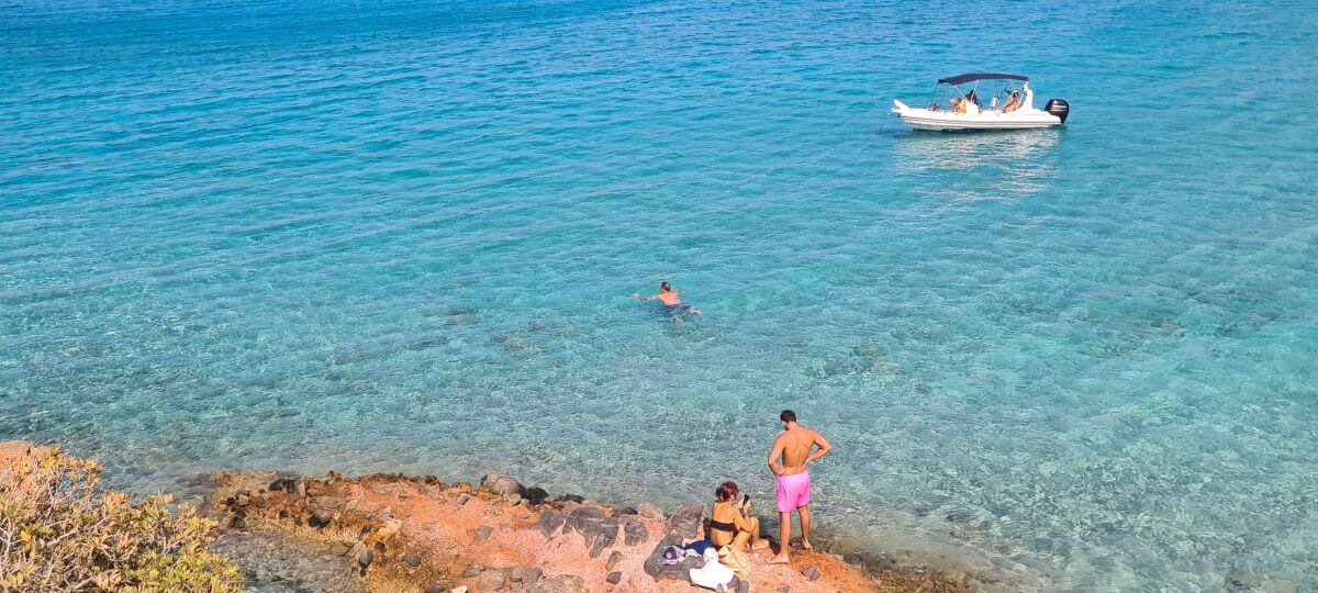 Aguas azul turquesa en Kolokithia Beach Aguas azul turquesa en Kolokithia Beach