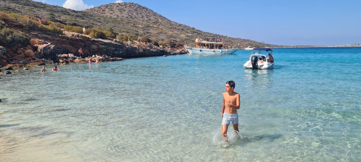 Aguas poco profundas de Kolokitha Beach Aguas poco profundas de Kolokitha Beach