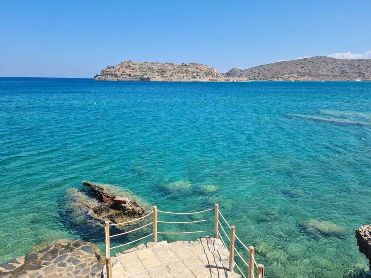 Aguas turquesas paradisiacas en Plaka Aguas turquesas paradisiacas en Plaka