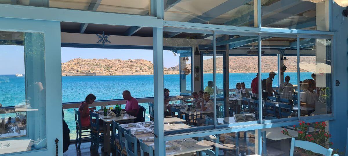 Comiendo con vistas a Spinalonga Comiendo con vistas a Spinalonga