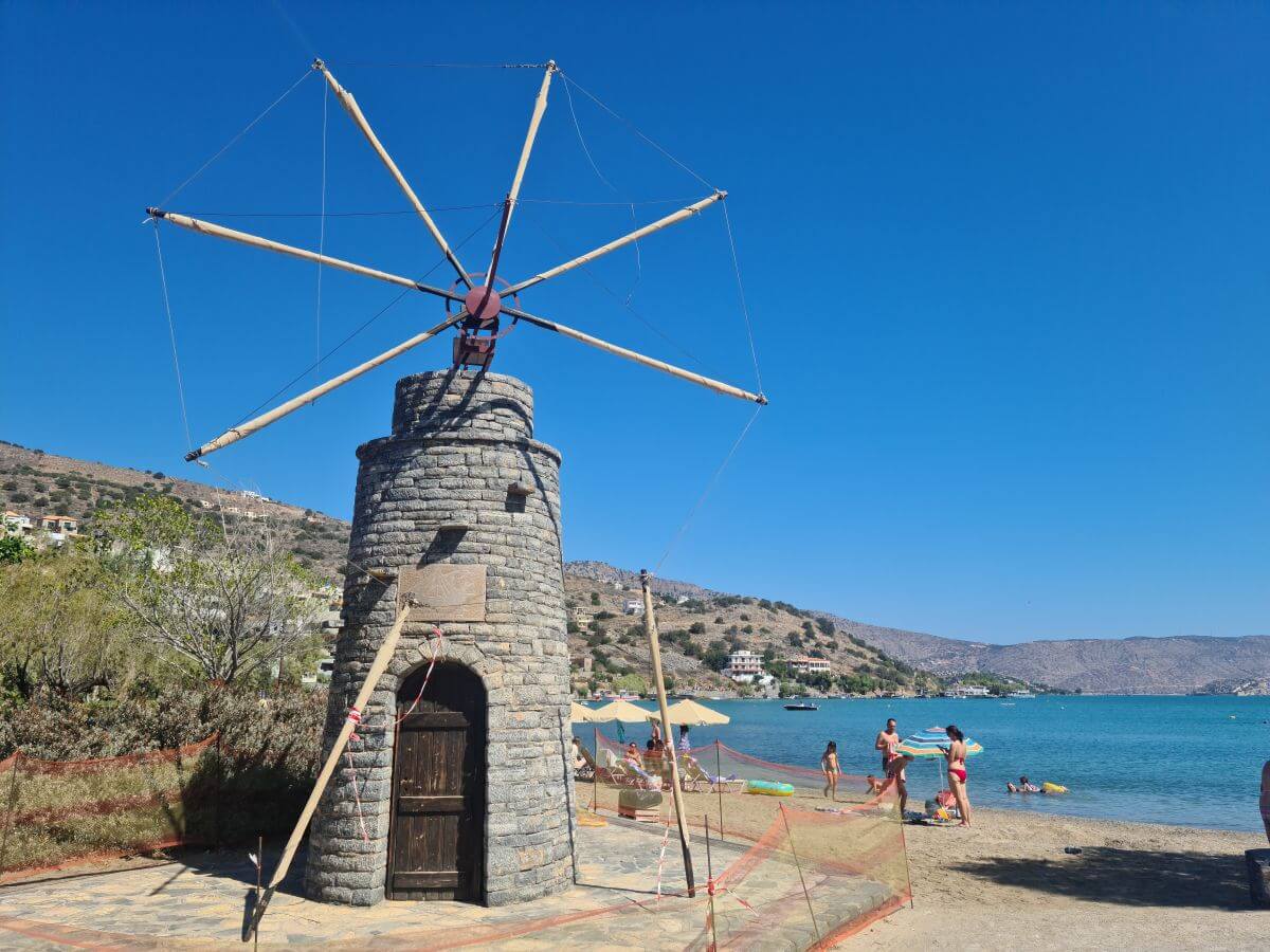 El molino de viento de la playa de Elounda El molino de viento de la playa de Elounda