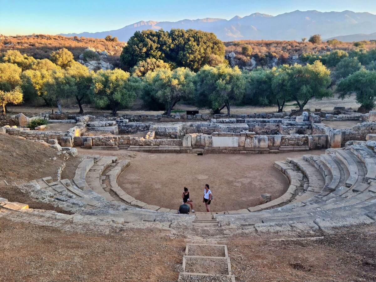 Las montañas blancas desde el teatro romano de Aptera