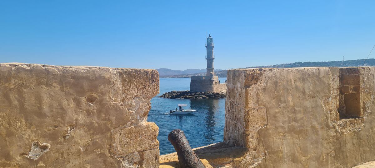 Vistas del faro desde la fortaleza veneciana de Firka Vistas del faro desde la fortaleza veneciana de Firka